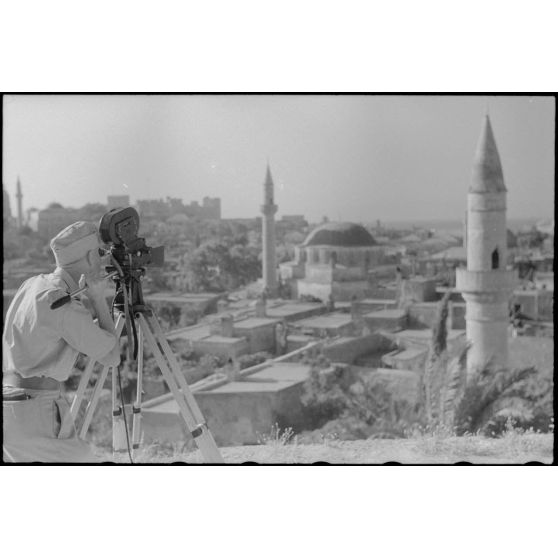 Le caméraman Hermann Dressler filme la ville de Rhodes à l'aide d'une Arriflex.