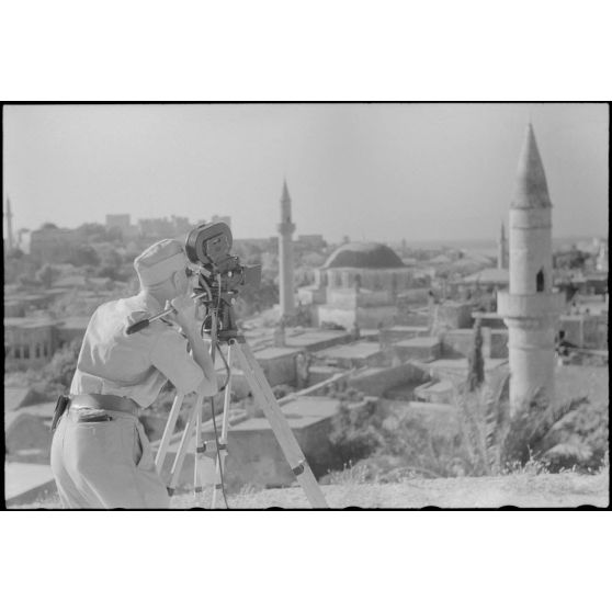 Le caméraman Hermann Dressler filme la ville de Rhodes à l'aide d'une Arriflex.