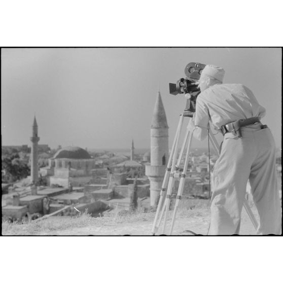 Le caméraman Hermann Dressler filme la ville de Rhodes à l'aide d'une Arriflex.