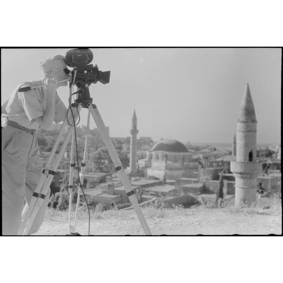 Le caméraman Hermann Dressler filme la ville de Rhodes à l'aide d'une Arriflex.