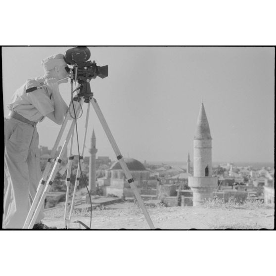 Le caméraman Hermann Dressler filme la ville de Rhodes à l'aide d'une Arriflex.