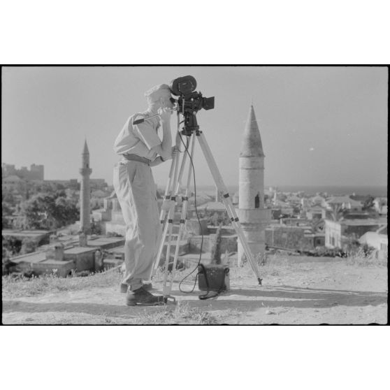 Le caméraman Hermann Dressler filme la ville de Rhodes à l'aide d'une Arriflex.