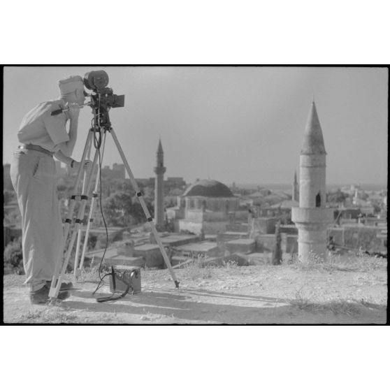 Le caméraman Hermann Dressler filme la ville de Rhodes à l'aide d'une Arriflex.
