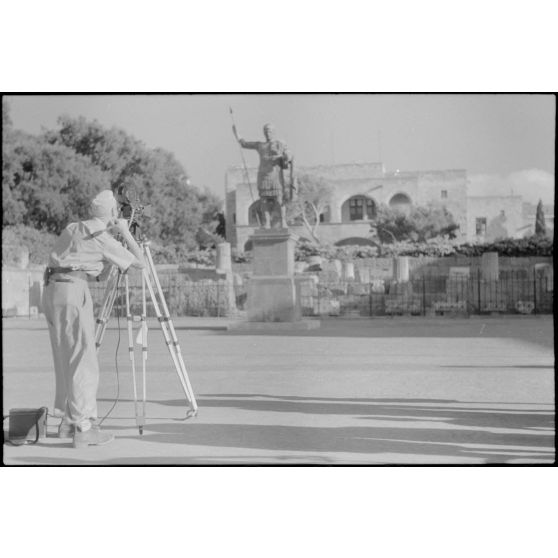 Le caméraman Hermann Dressler filme la ville de Rhodes.