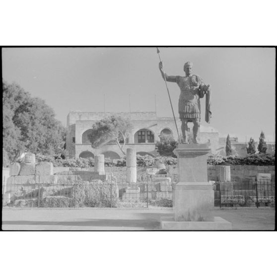 Le caméraman Hermann Dressler filme la ville de Rhodes.