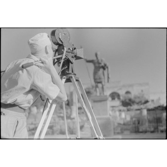 Le caméraman Hermann Dressler filme la ville de Rhodes.