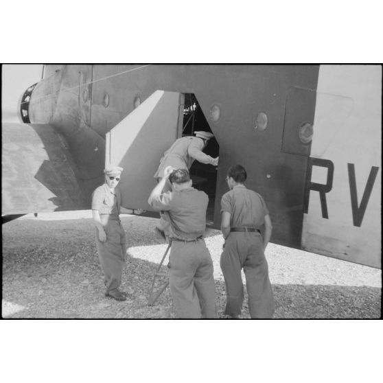 Un avion de transport Savoia Marchetti 81 (SM.81) codé RV quitte le terrain de Rhodes pour rejoindre celui de Kos.