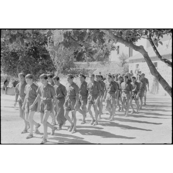 A Kos, un lieutenant colonel de l'armée de l'air italienne (Regia Aeronautica) s'adresse à des aviateurs.