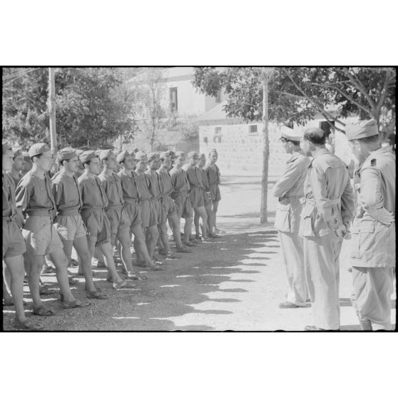 A Kos, un lieutenant colonel de l'armée de l'air italienne (Regia Aeronautica) s'adresse à des aviateurs.