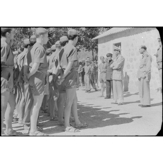 A Kos, un lieutenant colonel de l'armée de l'air italienne (Regia Aeronautica) s'adresse à des aviateurs.