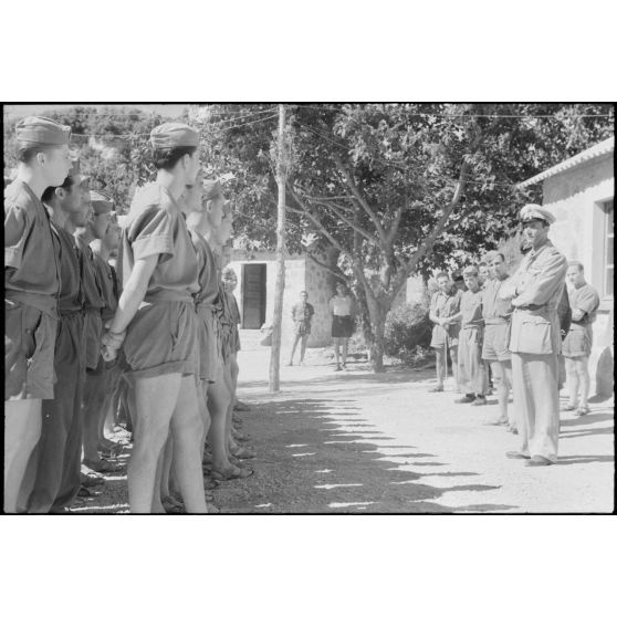 A Kos, un lieutenant colonel de l'armée de l'air italienne (Regia Aeronautica) s'adresse à des aviateurs.