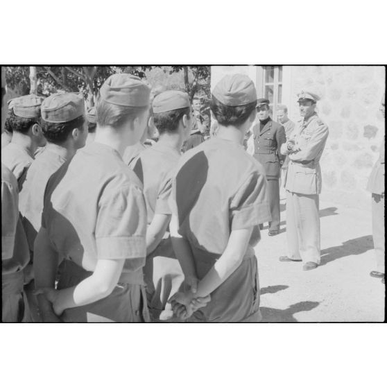 A Kos, un lieutenant colonel de l'armée de l'air italienne (Regia Aeronautica) s'adresse à des aviateurs.