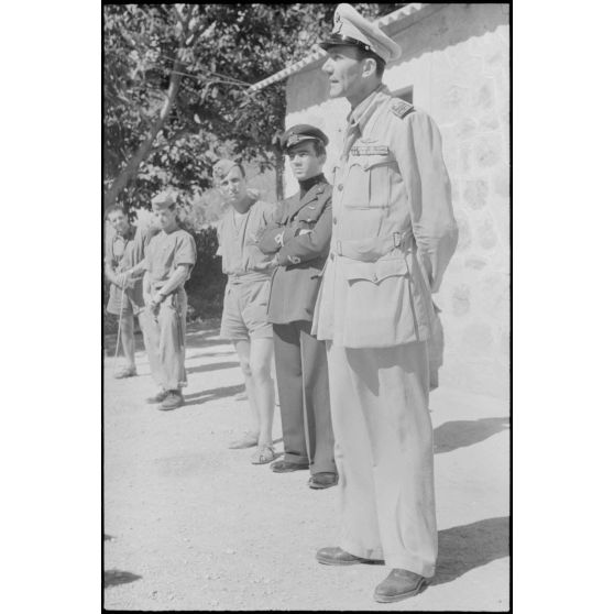 A Kos, un lieutenant colonel de l'armée de l'air italienne (Regia Aeronautica) s'adresse à des aviateurs.