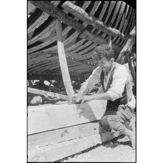 La construction d'un navire de pêche à proximité de la forteresse de Neratzia (Kos).