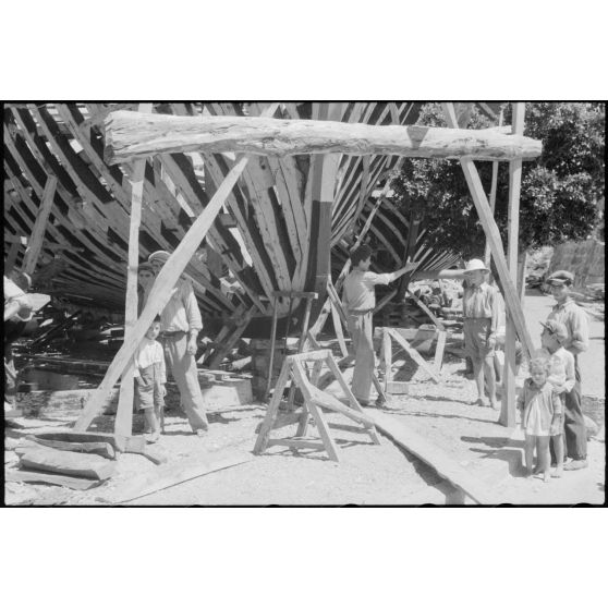 La construction d'un navire de pêche à proximité de la forteresse de Neratzia (Kos).