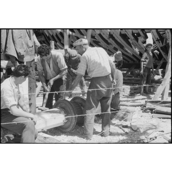 La construction d'un navire de pêche à proximité de la forteresse de Neratzia (Kos).