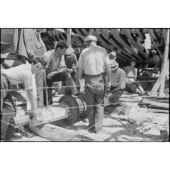 La construction d'un navire de pêche à proximité de la forteresse de Neratzia (Kos).