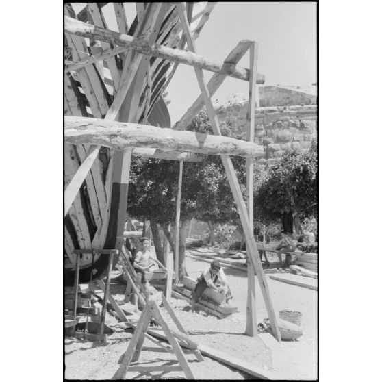 La construction d'un navire de pêche à proximité de la forteresse de Neratzia (Kos).