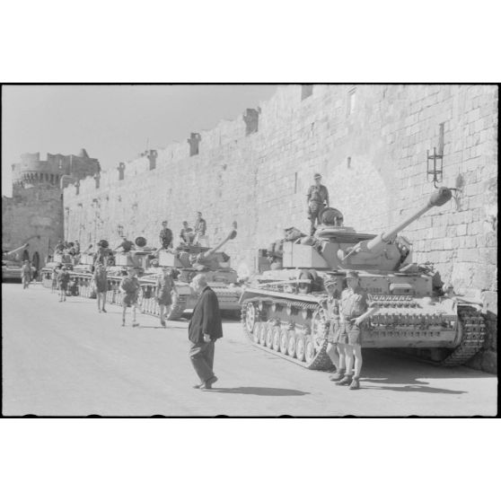 Des blindés allemandes Panzer IV Ausf G. sur l'île de Rhodes.