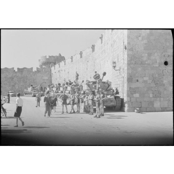 Des blindés allemandes Panzer IV Ausf G. sur l'île de Rhodes.