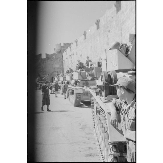 Des blindés allemandes Panzer IV Ausf G. sur l'île de Rhodes.