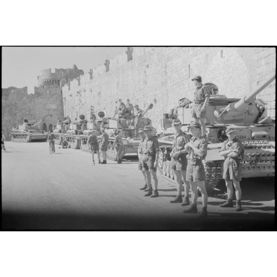Des blindés allemandes Panzer IV Ausf G. sur l'île de Rhodes.