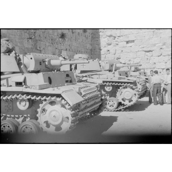 Des blindés allemandes Panzer IV Ausf G. sur l'île de Rhodes.