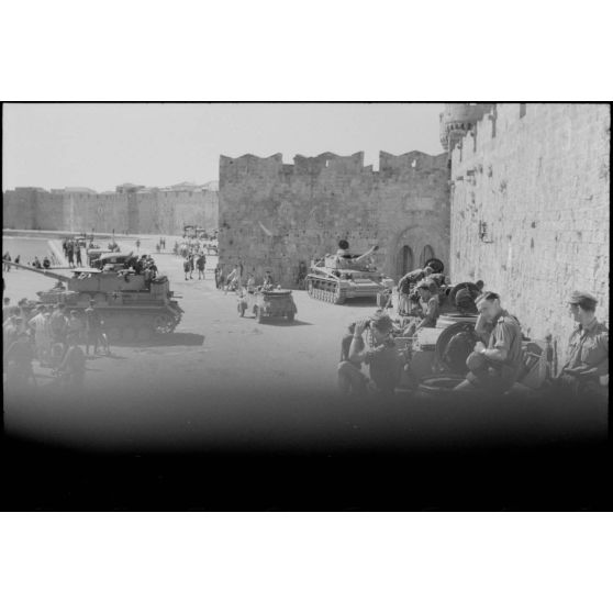 Des blindés allemandes Panzer IV Ausf G. sur l'île de Rhodes.