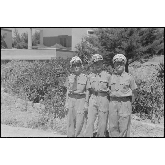 Le médecin (Stabartz) Dr. Sann, le capitaine (Hauptmann) Karvolat, le lieutenant (Oberleutnant) Glatz devant une villa réquisitionnée.