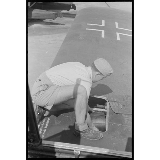 Approvisionnement d'un canon automatique MG FF de 2 cm dans l'aile de l'hydravion Arado Ar-196 du Seeaufkärungsgruppe 126.