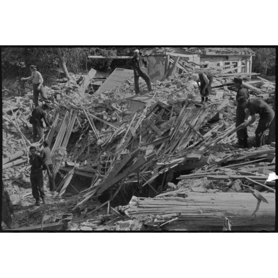 Dégâts causés par un bombardement dans un village grecque.