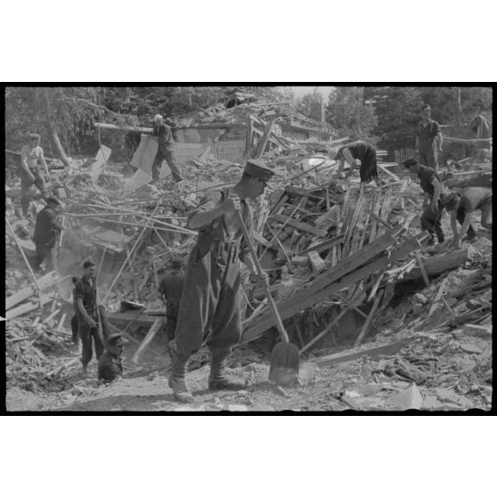 Dégâts causés par un bombardement dans un village grecque.