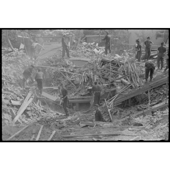 Dégâts causés par un bombardement dans un village grecque.