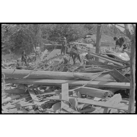 Dégâts causés par un bombardement dans un village grecque.
