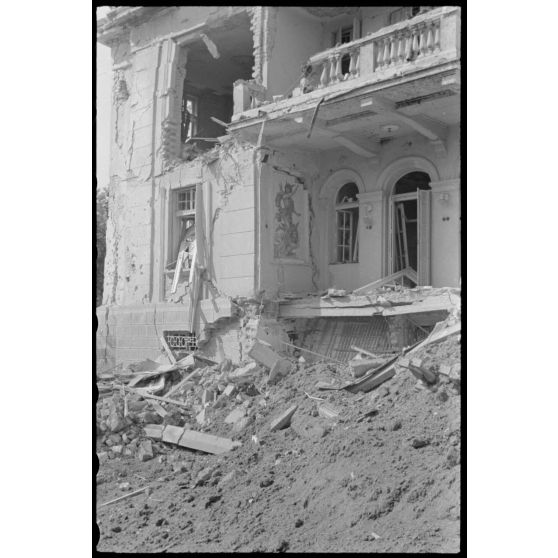 Dégâts causés par un bombardement dans un village grecque.