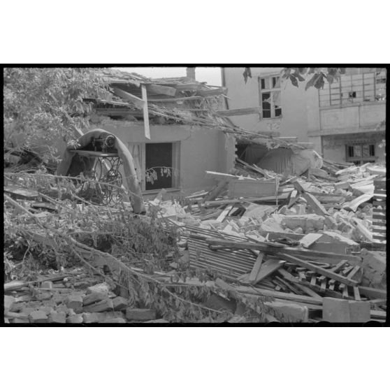 Dégâts causés par un bombardement dans un village grecque.
