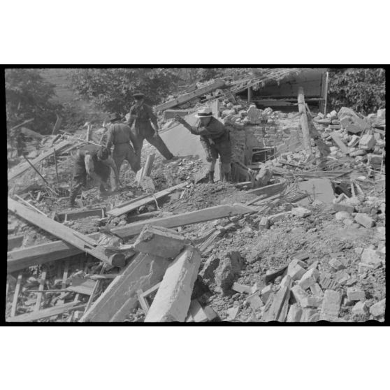 Dégâts causés par un bombardement dans un village grecque.