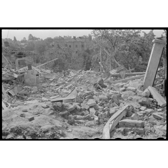 Dégâts causés par un bombardement dans un village grecque.