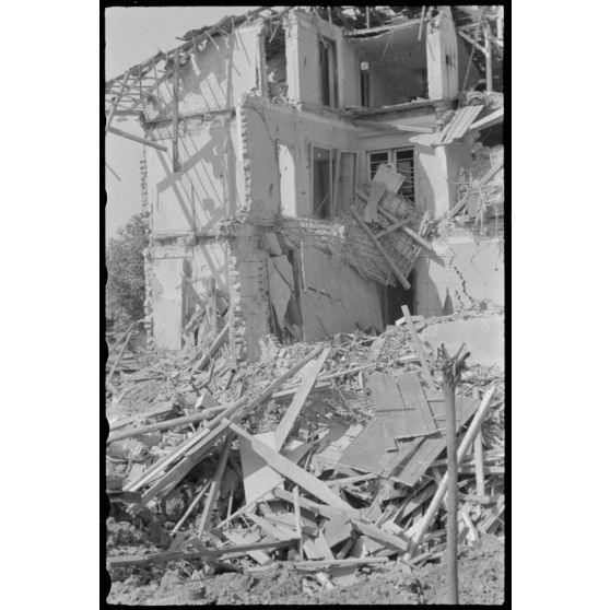 Dégâts causés par un bombardement dans un village grecque.