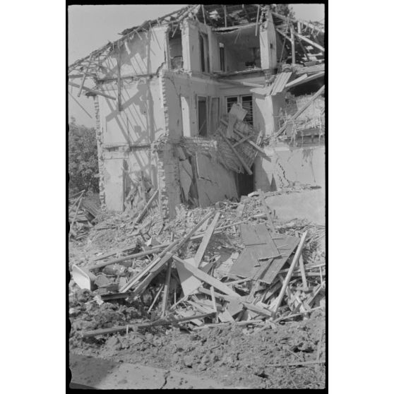 Dégâts causés par un bombardement dans un village grecque.