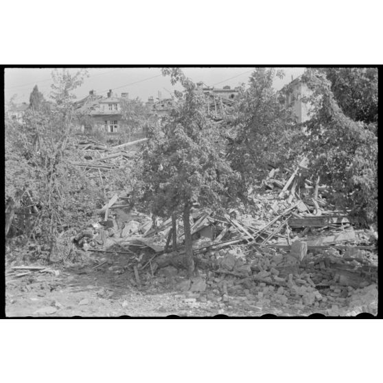 Dégâts causés par un bombardement dans un village grecque.