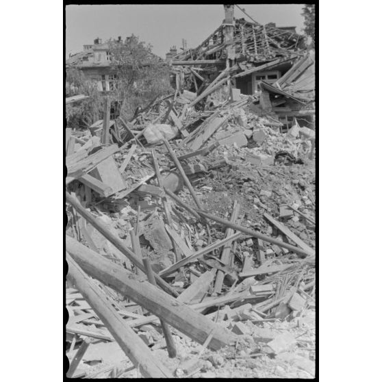 Dégâts causés par un bombardement dans un village grecque.