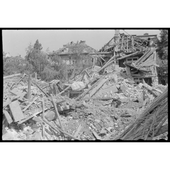 Dégâts causés par un bombardement dans un village grecque.