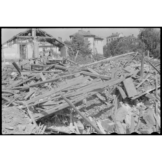 Dégâts causés par un bombardement dans un village grecque.