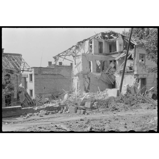 Dégâts causés par un bombardement dans un village grecque.