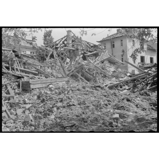 Dégâts causés par un bombardement dans un village grecque.