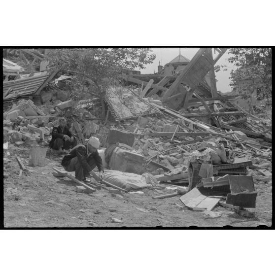Dégâts causés par un bombardement dans un village grecque.