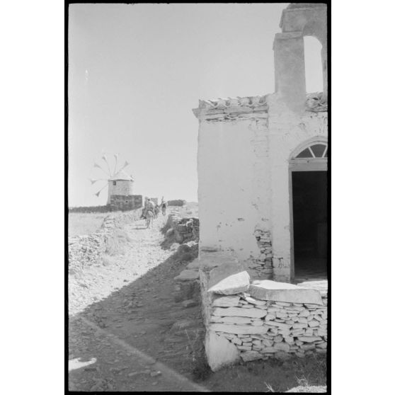 Des soldats de la Luftwaffe se promènent à dos d'âne sur l'île de Naxos.