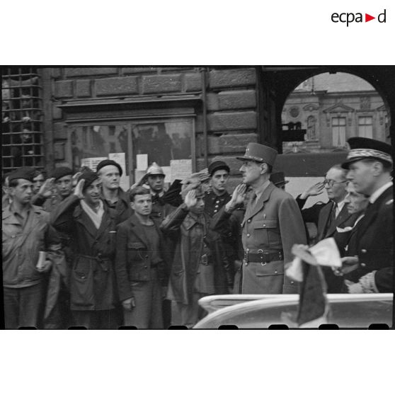 Revue et défilé du général De Gaulle à Besançon.