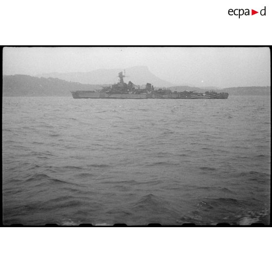 Le croiseur la Gloire entre en rade de Toulon.